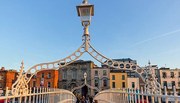 Die Half Penny Bridge in Dublin - direkt mit dem Eingang ins Pub-Viertel "Temple Bar"