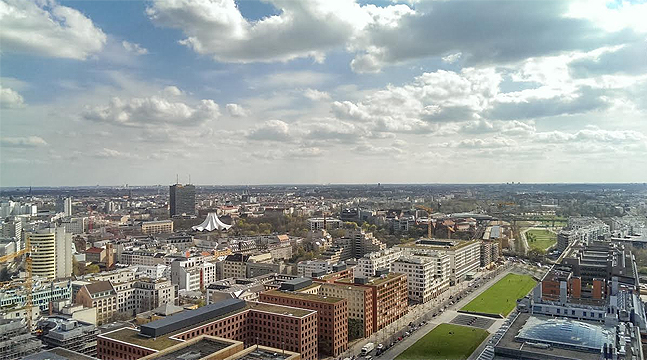 Die Buchung direkt am Eingang war problemlos, der Ticket-code sofort da und kurz darauf stand ich schon auf dem Aussichtplateau des Panorama Punktes Berlin.