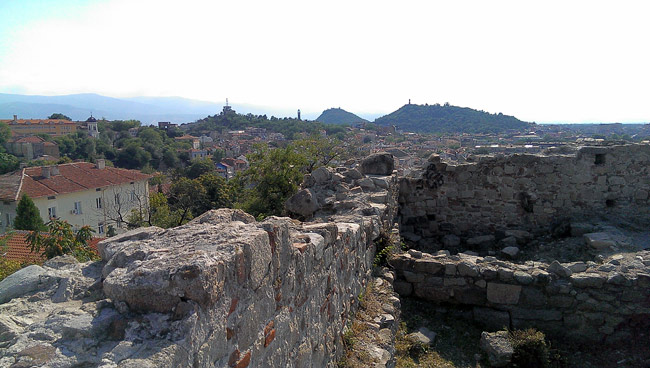 Plovdiv, Singlereise, Bulgarien, Blick über die Stadt vom "Tebet Tepe" aus. Im Hintergrund die Gebirgszüge der Rhodopen