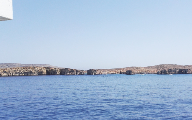 Comino mit seiner berühmten Blauen Lagune. wer dort schwimmen möchte, kann bei privaten Anbietern Touren buchen