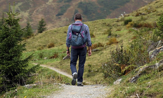 reiseideen: wandern, neue ziele entdecken, singleurlaub