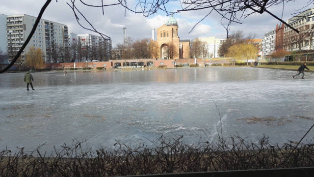 eislaufen berlin kreuzberg winter engelbecken