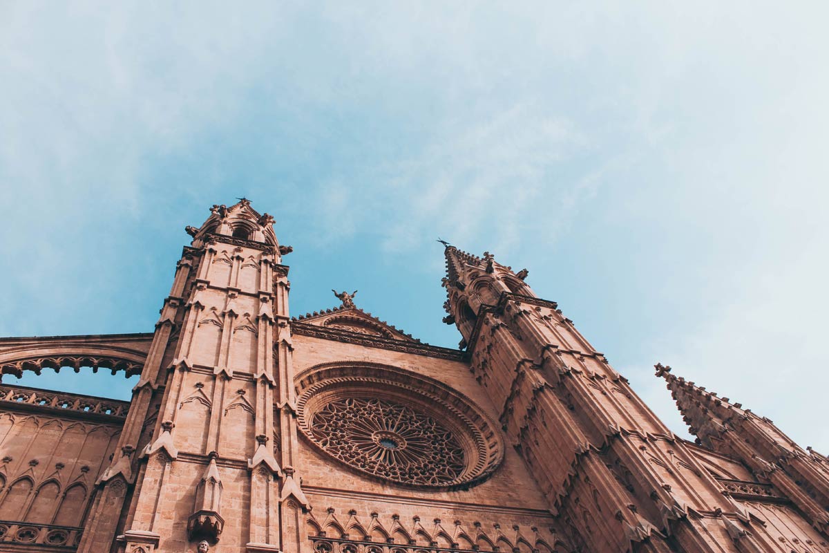 Die Kathedrale von Palma reckt sich weit über die Solhouette der Insel (Bild: Pexels.com), mallorca pass