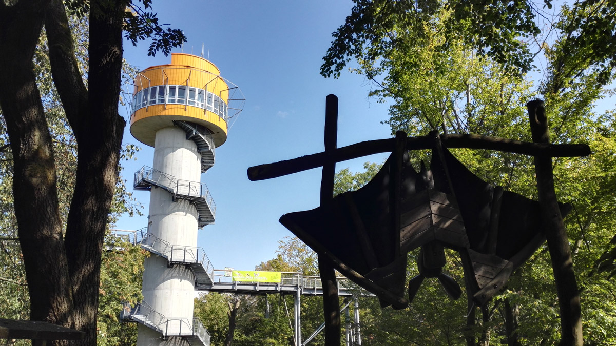 Der Aussichtsturm im Baumkronenpfad des Nationalpark Hainich in Thüringen