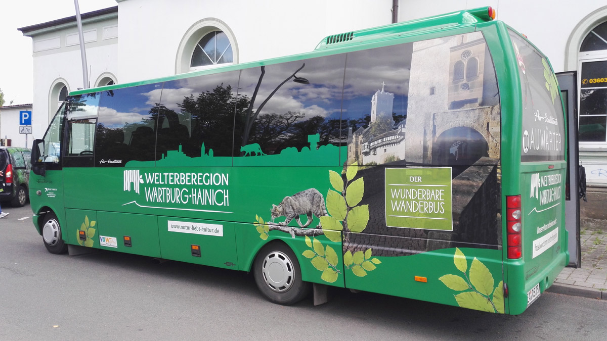 Der "Wunderbare Wanderbus" hält auch am Nationalpark Hainich